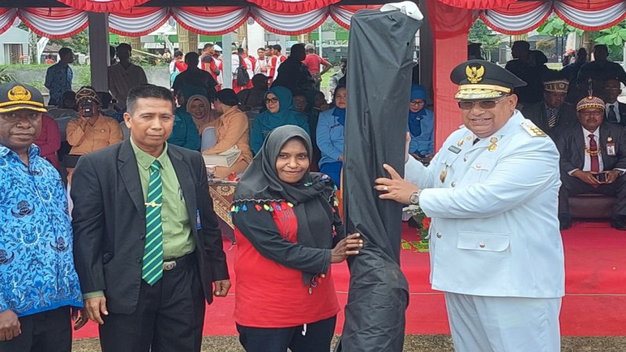 Penjabat Gubernur Papua Barat Daya, Muhammad Musa'ad didampingi Plt. Kepala Dinas Koperasi UKM, Perindustrian dan Perdagangan Papua Barat Daya, Drs. Suardi Thamal menyerahkan secara simbolis bantuan kepada masyarakat, Sabtu (9/12) (ANTARA/Yuvensius Lasa Banafanu)