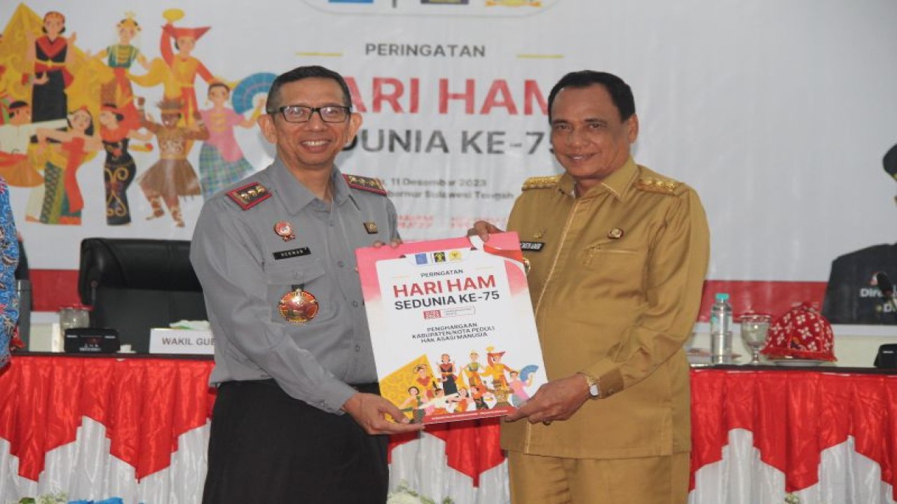 Wagub Sulteng Ma'mun Amir berfoto bersama dengan Kakanwil Kemenkumham Sulteng Hermansyah Siregar pada peringatan Hari HAM Sedunia ke-75 di Kantor Gubernur Sulteng, Kota Palu, Sulteng, Senin (11/12/2023). ANTARA/HO-Humas Kemenkumham Sulteng.