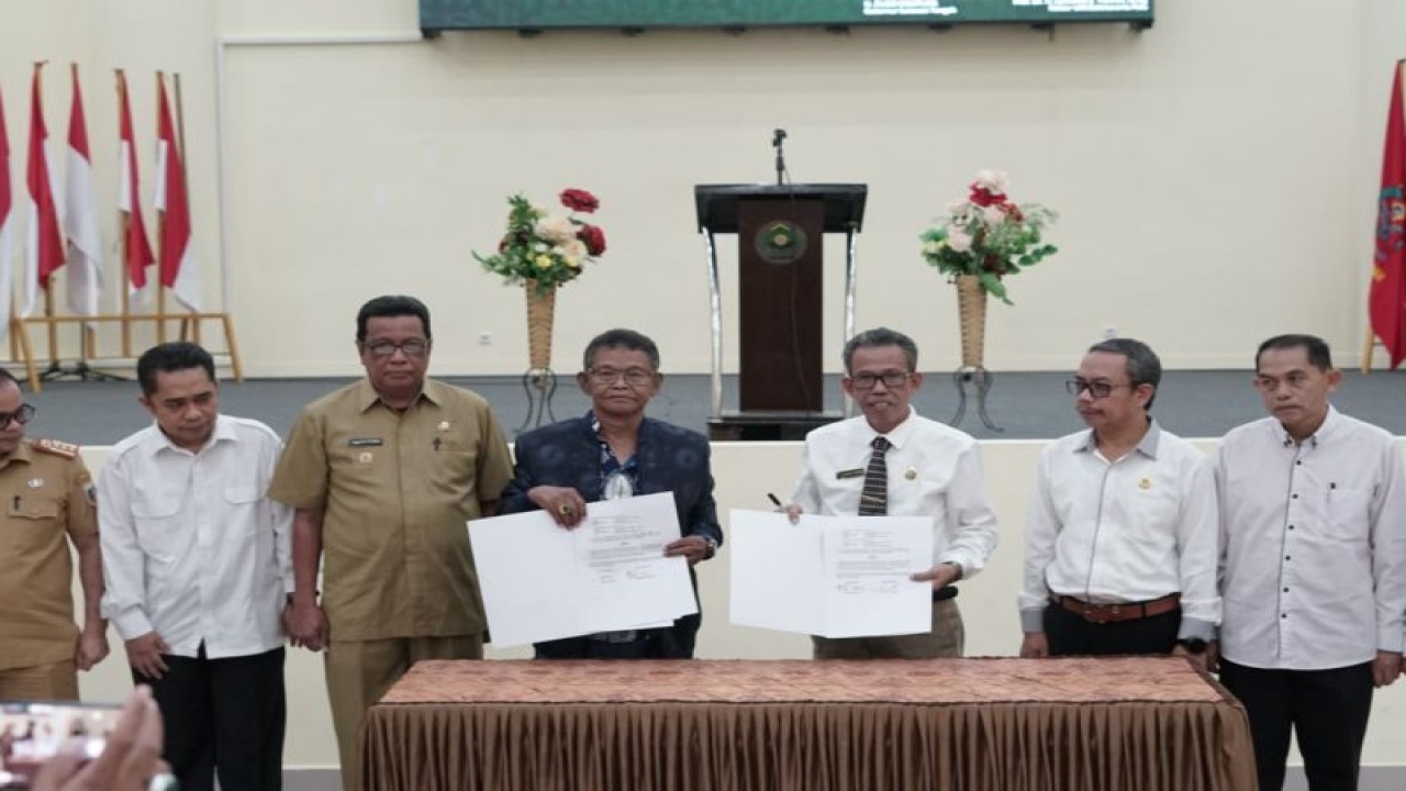 Gubernur Sulteng Rusdy Matura dan Rektor UIN Datokarama Profesor Lukman S Thahir foto bersama sambil memperlihatkan naskah kesepakatan bersama yang ditandatangani dua pihak, di Palu, Senin (4/12/2023). (ANTARA/HO-Kiswanto)