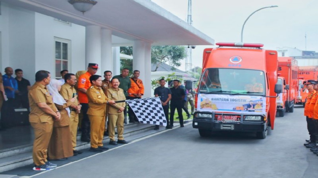 Penjabat Gubernur Sumatera Utara Hassanudin melepas bantuan logistik yang akan disalurkan kepada 12 kabupaten/kota yang mengalami dampak bencana alam, di Medan, Senin. (ANTARA/HO-Humas Pemprov Sumut)