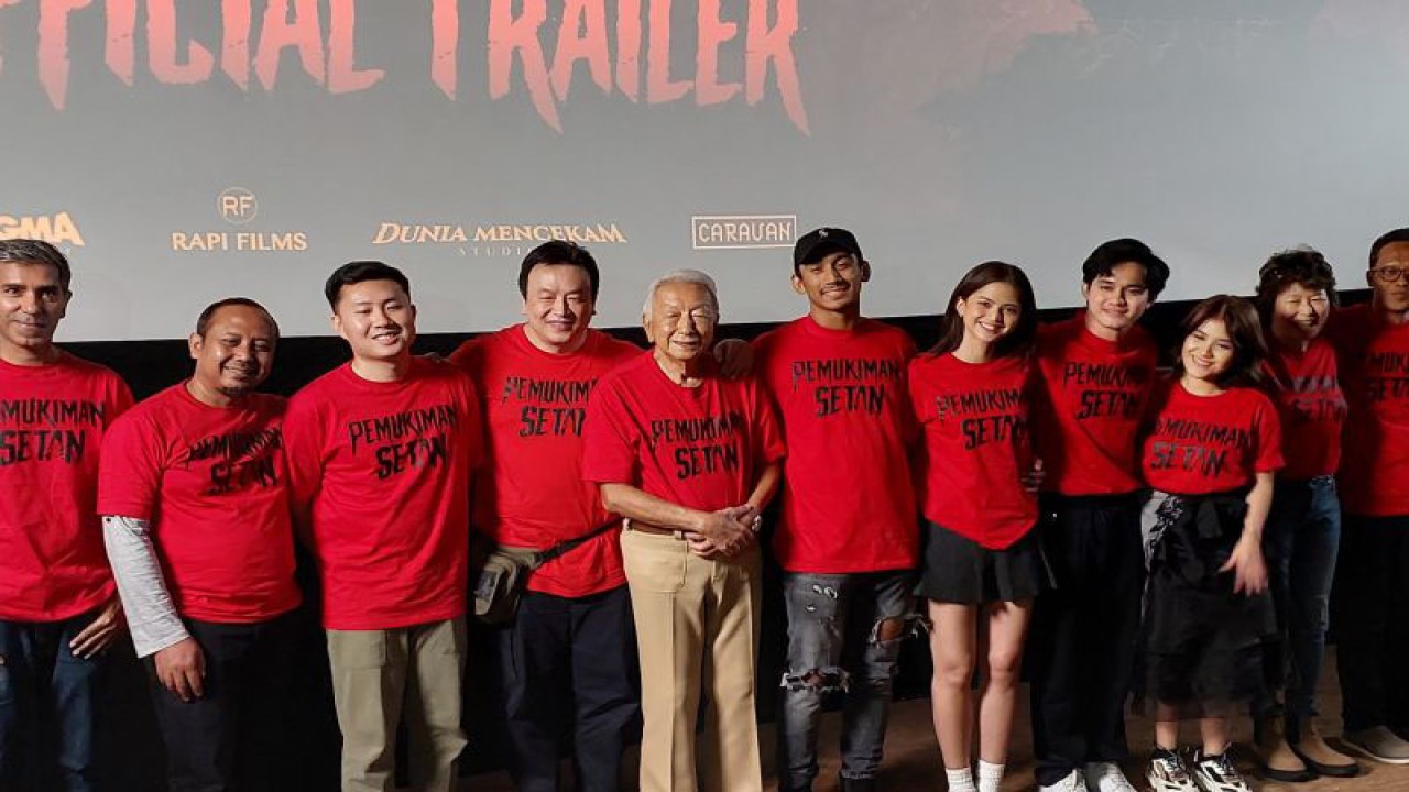 Foto bersama pemain dan sutradara serta kru film "Pemukiman Setan" di Jakarta, Jumat (15/12/2023) (ANTARA/Fitra Ashari)