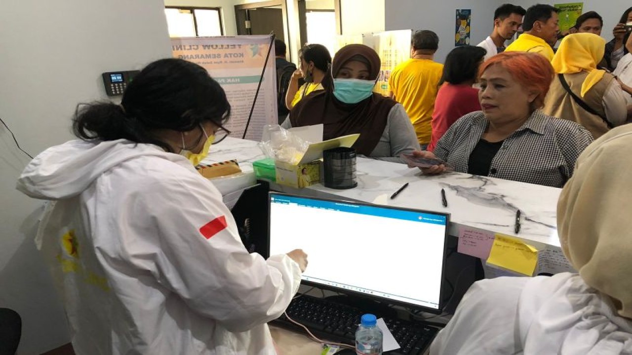 Pengobatan dan pemeriksaan gratis yang digelar Yellow Clinic di Kota Semarang, Kamis (21/12/2023). (ANTARA/HO-Tim Media)