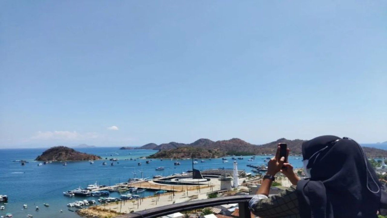 Pengunjung memotret keindahan pantai dari atas Puncak Waringin Labuan Bajo, Manggarai Barat, NTT. (ANTARA/Fransiska Mariana Nuka)