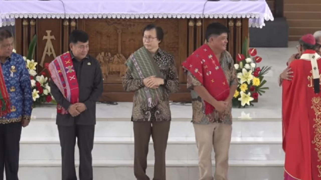 Tangkapan Layar- Penjabat Wali Kota Kupang Provinsi Nusa Tenggara Timur Fahrensy Priestley Funay (kiri) saat menghadiri kegiatan pemberkatan Gereja Kristus Raja Katedral Kupang di Kota Kupang, Senin. (ANTARA/Benny Jahang)