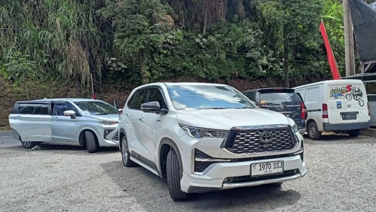 Arsip foto - All New Toyota Kijang Innova Zenix tiba di sebuah rumah makan di kawasan wisata Kopeng, Jawa Tengah, Selasa (20/12/2022).(ANTARA/Fathur Rochman)