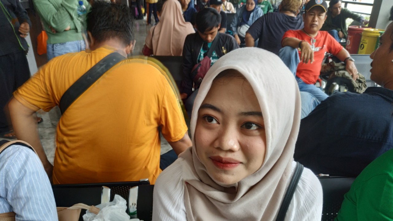 Salah satu penumpang bus di Terminal Kalideres yang akan berangkat untuk berlibur akhir tahun saat ditermui di Terminal Kalideres, Jakarta, Sabtu (23/12/2023). (ANTARA/Agatha Olivia Victoria)