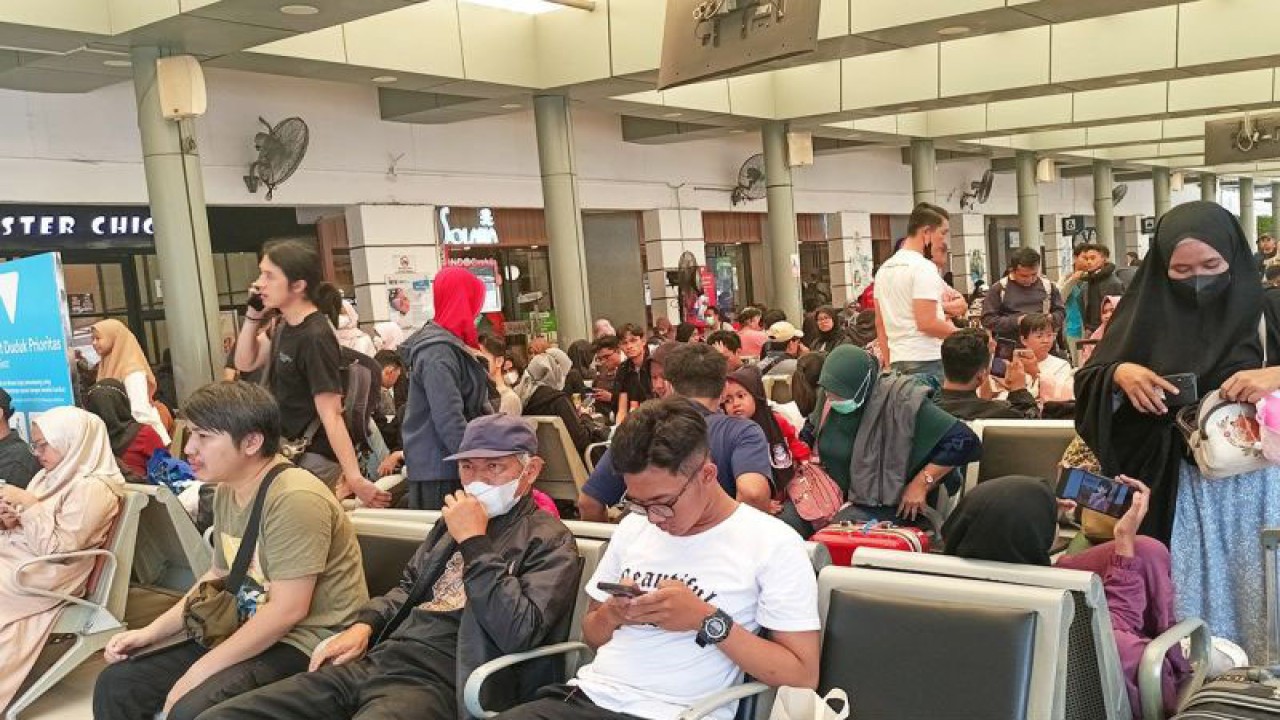 Sejumlah calon penumpang menunggu keberangkatan KA di Stasiun Pasar Senen, Jakarta, Sabtu (23/12/2023). ANTARA/Suci Nurhaliza/am.