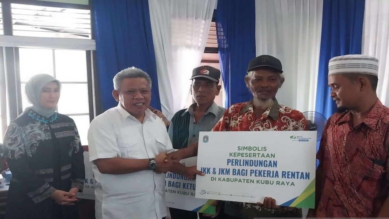 Penyerahan kartu BPJAmsostek kepada pekerja rentan di Kubu Raya. (ANTARA/Hi Arif)