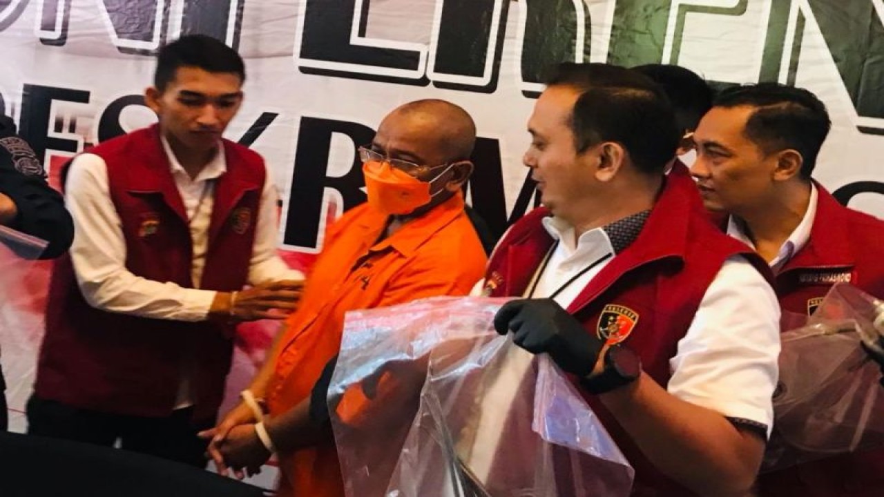 Foto Arsip - Penyidik Direktorat Reserse Kriminal Khusus Kepolisian Daerah Bali menunjukkan barang bukti dan tersangka pelaku dugaan praktik aborsi IKAW (53) di Polda Bali, Denpasar (15/5/2023). ANTARA/Rolandus Nampu