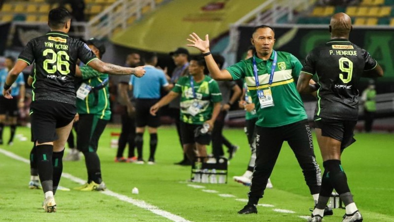 Pelatih sementara Persebaya Uston Nawawi (kanan) memberi instruksi kepada anak asuhnya saat pertandingan melawan Persis Solo di Stadion GBT Surabaya, Rabu (13/12/2023) malam. (ANTARA/Rizal Hanafi)