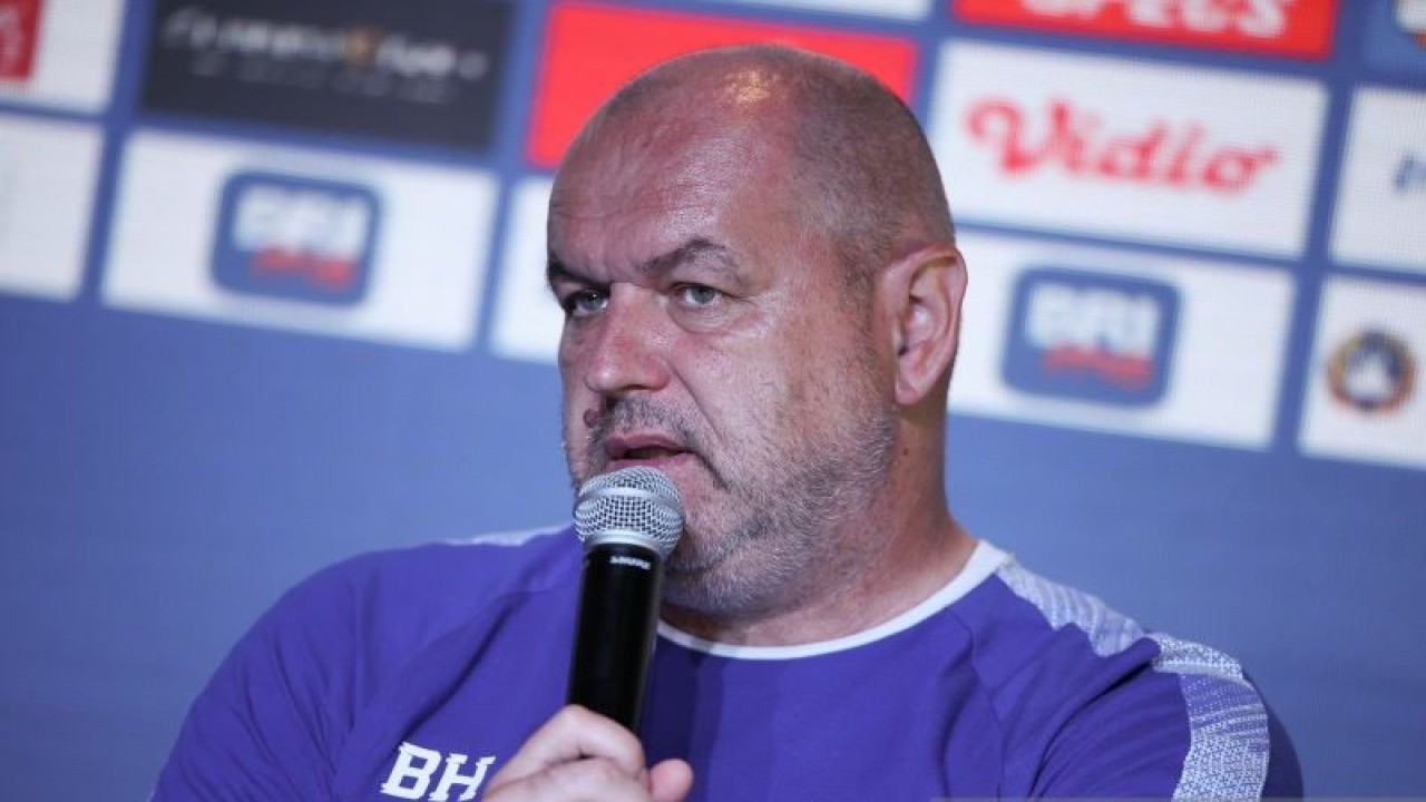 Pelatih Persib Bandung Bojan Hodak memberikan keterangan pers jelang laga melawan Bali United di Stadion Kapten I Wayan Dipta, Bali, Minggu (17/12/2023) ANTARA/HO-Bali United