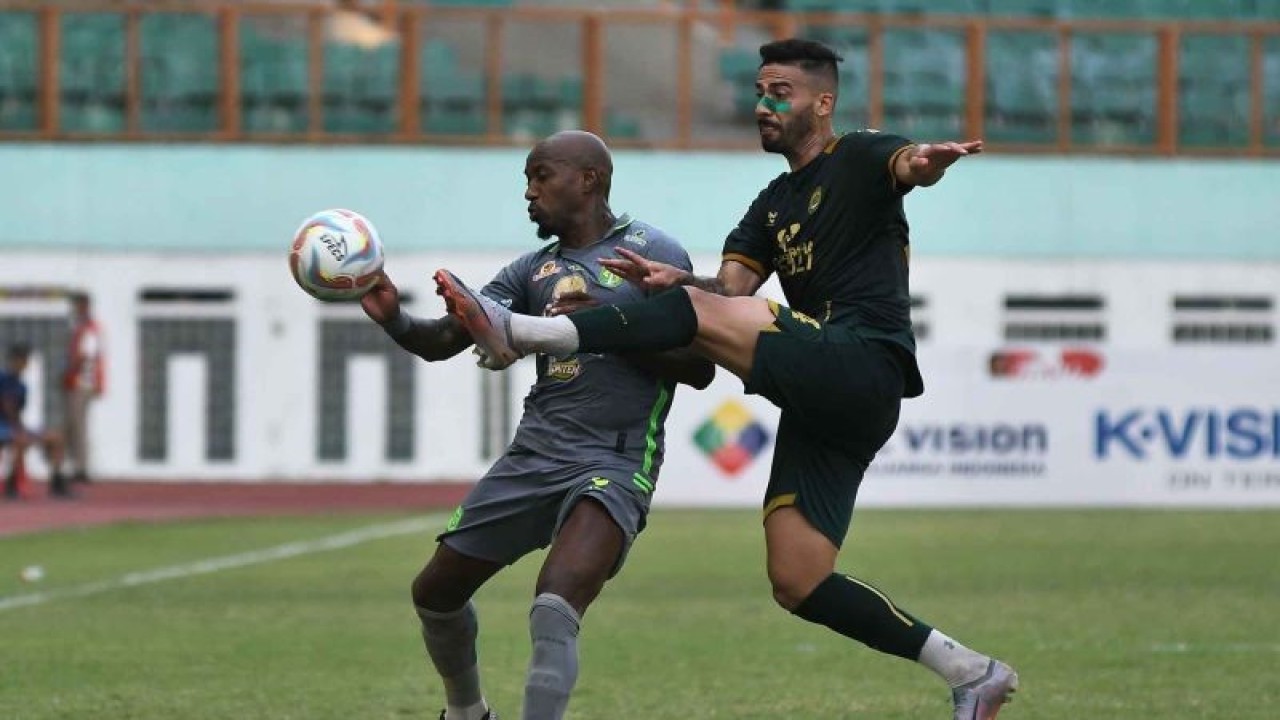 Pesepak bola Persikabo 1973 Eduardo Kau (kanan) berebut bola dengan pesepak bola Persebaya Surabaya Kasim Botan (kiri) pada lanjutan liga 1 di Stadion Wibawa Mukti di Cikarang, Kabupaten Bekasi, Jawa Barat, Minggu (17/12/2023). Kedua tim bermain imbang 1-1. ANTARA FOTO/Fakhri Hermansyah/nym.