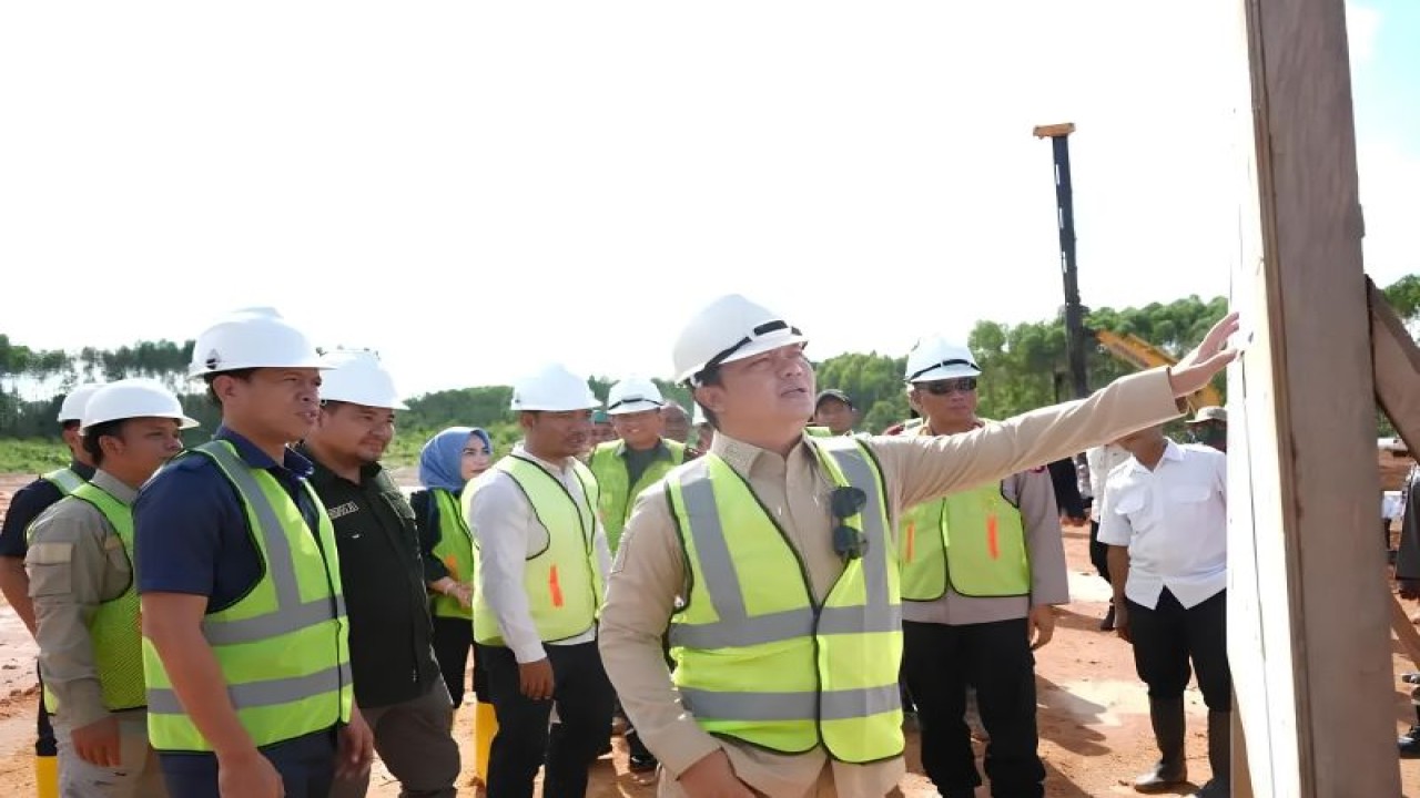 Ilustrasi - Bupati Tana Tidung Ibrahim ali (depan) mengecek proye pembangunan pusat pemerintahan di Sesayap, Kabupaten Tana Tidung. (ANTARA/HO-Pemkab Tana Tidung)