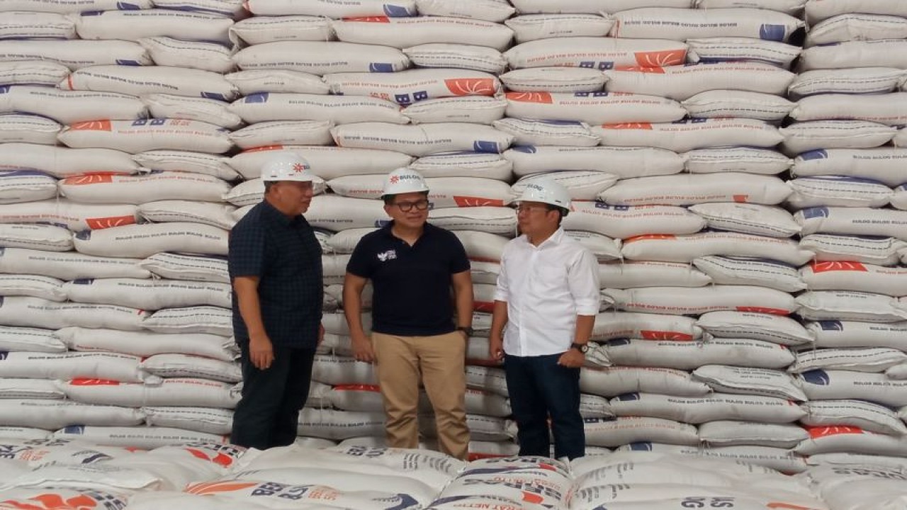 Direktur Utama Perusahaan Umum Badan Urusan Logistik (Perum Bulog) Bayu Krisnamurthi, Wakil Menteri BUMN Kartika Wirjoatmodjo alias Tiko, bersama Kepala Bapanas dalam kunjungannya ke pergudangan modern Perum Bulog di kawasan Kepala Gading, Jakarta, Sabtu.  (Antara/ Muhammad Heriyanto)