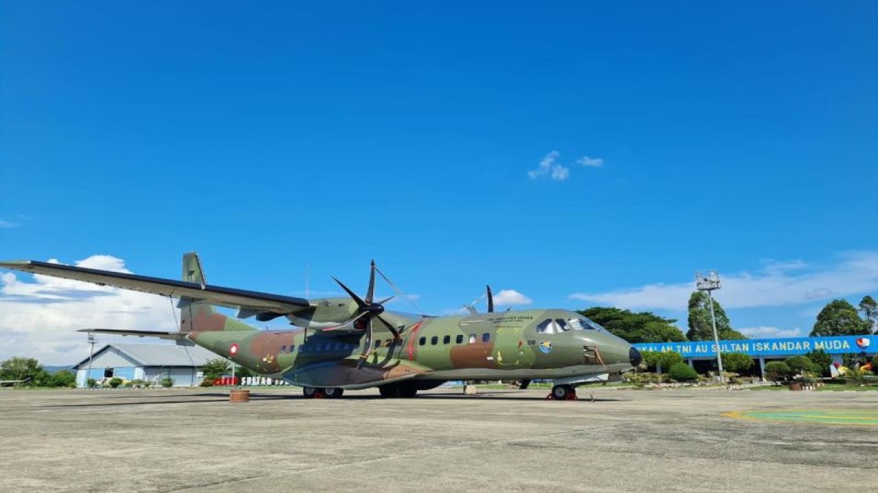Pesawat TNI AU CN 295 yang melaksanakan patroli udara di Lanud Sultan Iskandar Muda (SIM), Aceh Besar, Selasa (19/12/2023). ANTARA/HO-Penerangan Lanud SIM