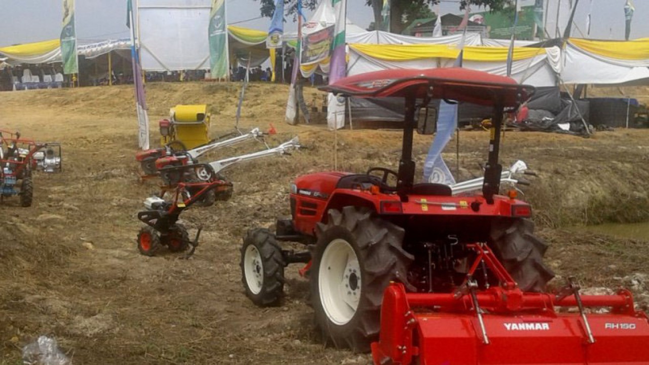 Arsip foto - Alat mesin pertanian digenjot untuk dimanfaatkan oleh petani untuk mendorong produktifitas sektor itu, sekaligus bagian dari modernisasi sektor pertanian dan disamping peningkatan kapasitas SDM petani. Tampak alsintan dipamerkan pada kegiatan Hari Krida Pertanian ke-46 Provinsi Jambi di Muarabulian Kabupaten Batanghari. ANTARA/Syarif Abdullah
