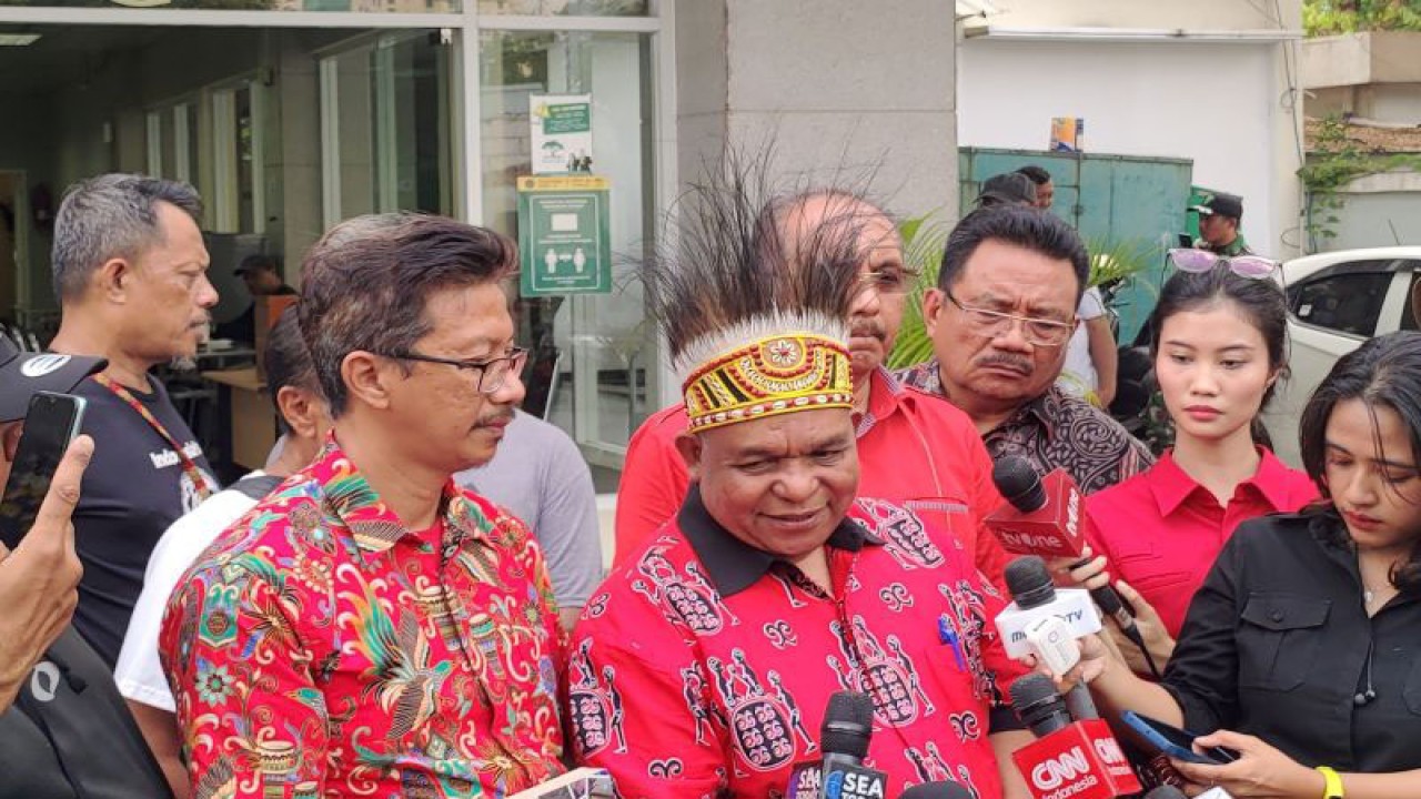 Kuasa hukum Mantan Gubernur Papua Lukas Enembe, Petrus Bala Pattyona, saat diwawancara awak media di Rumah Duka Sentosa, Jakarta Pusat, Selasa (26/12/2023). ANTARA/Hendri Sukma Indrawan