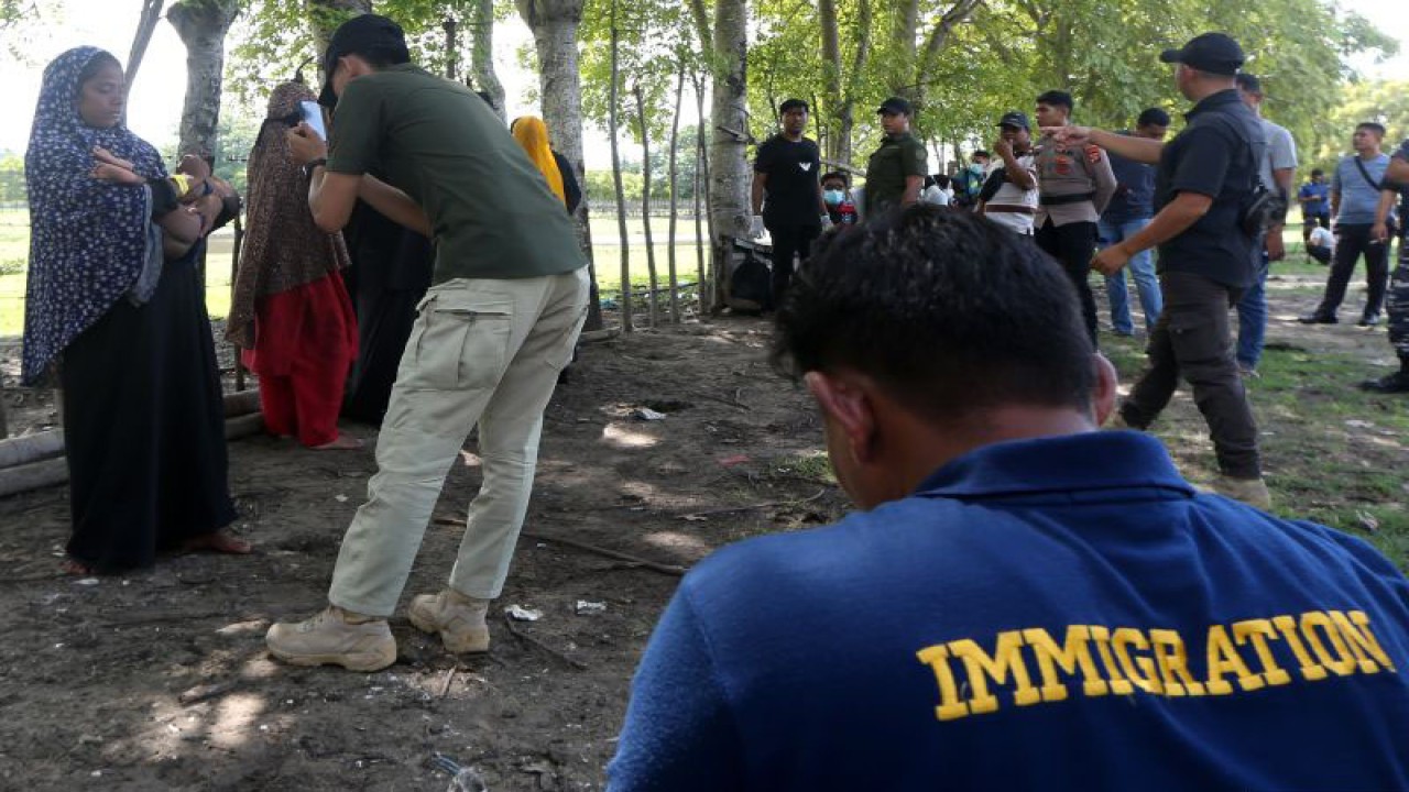 Petugas Imigrasi bersama petugas UNHCR mendata imigran Rohingya yang terdampar di pesisir pantai Lamreh, Kabupaten Aceh Besar, Provinsi Aceh, Minggu (10/12/2023). (ANTARA FOTO/Irwansyah Putra/nym)