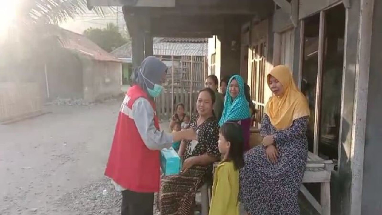 Petugas membagikan masker kepada warga yang terdampak abu vulkanik dari Gunung Anak Krakatau di Desa Pulau Sebesi, Kecamatan Rajabasa, Kabupaten Lampung Selatan, Provinsi Lampung. (ANTARA/Riadi Gunawan)