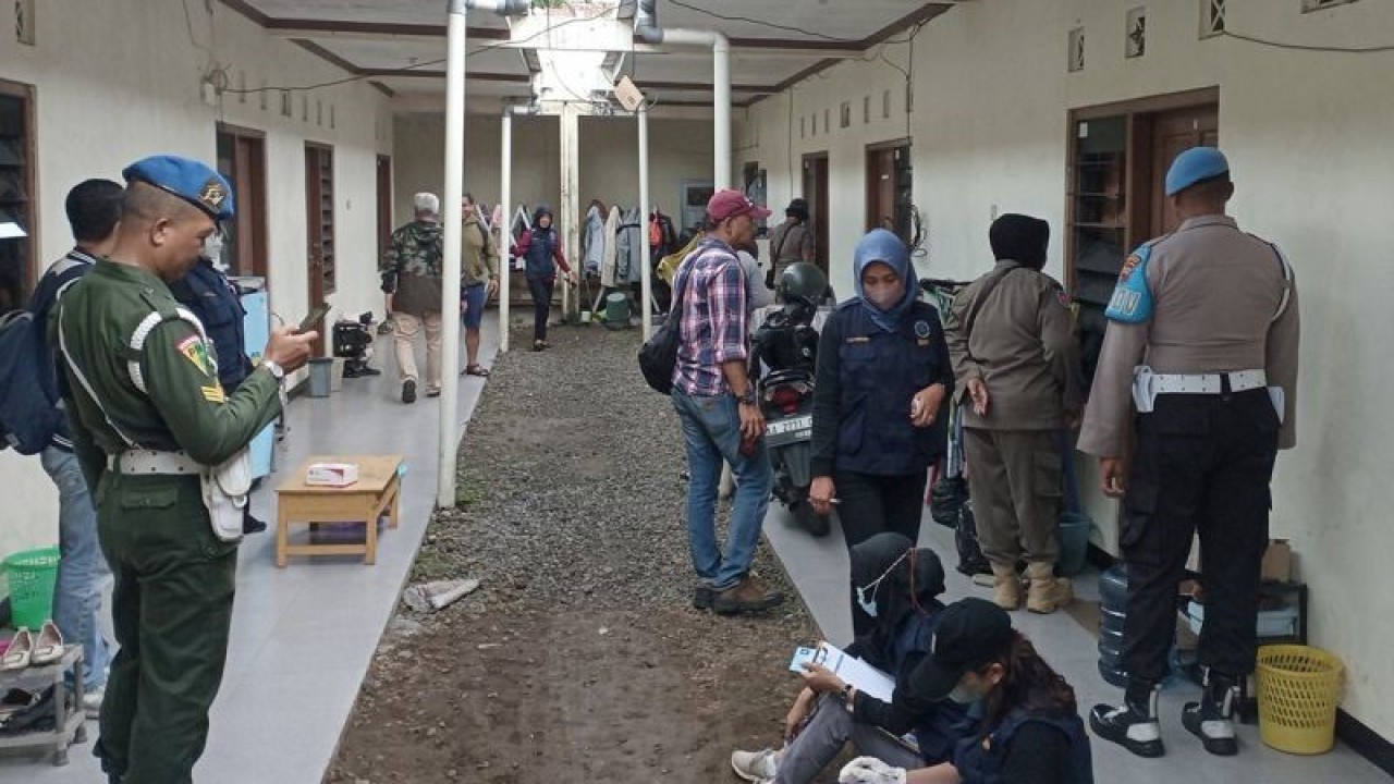 Petugas gabungan menggelar razia di salah satu indekos yang berlokasi di Kelurahan Bancarkembar, Kecamatan Purwokerto Utara, Kabupaten Banyumas, Senin (11/12/2023) pagi, untuk mengantisipasi penyalahgunaan dan peredaran gelap narkoba. ANTARA/Sumarwoto