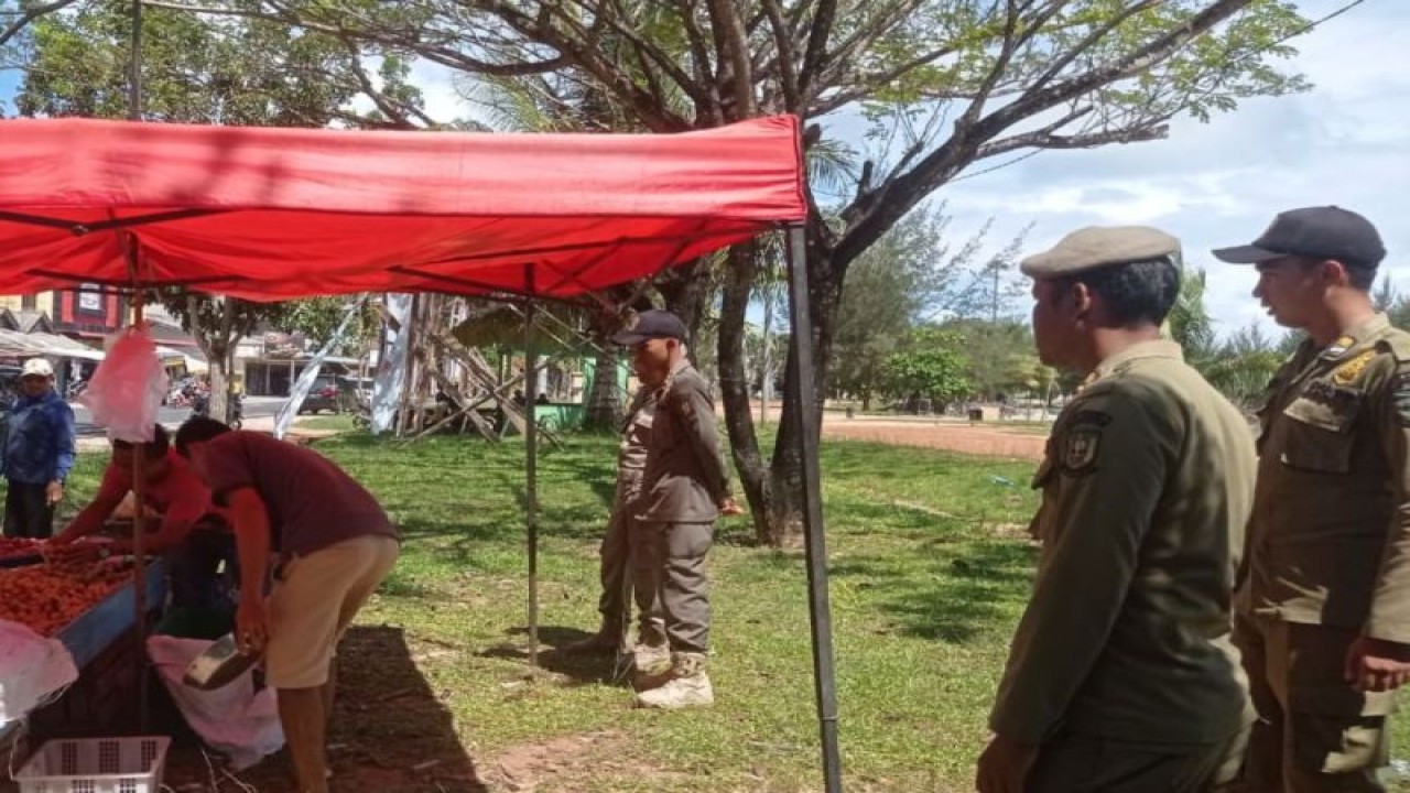 Petugas saat melakukan penertiban. (ANTARA/HO-Warga Natuna)