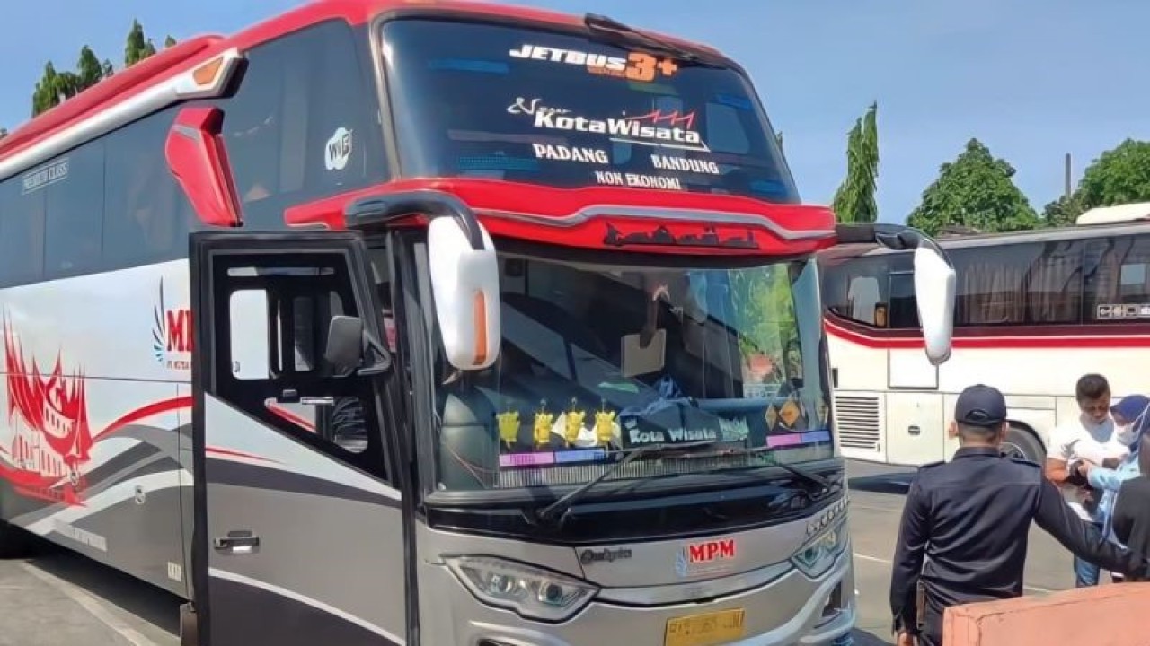 Petugas tengah melakukan uji laik jalan atau "Ramp Check" bus AKAP menjelang liburan Natal dan Tahun Baru di Terminal Kampung Rambutan, Jakarta Timur, Selasa (19/12/2023). ANTARA/Syaiful Hakim