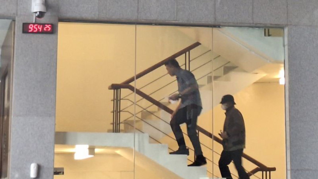 Anggota VI BPK Pius Lustrilanang (kanan) memenuhi panggilan penyidik untuk diperiksa di Gedung Merah Putih KPK, Jakarta Selatan, Jumat (1/12/2023). (ANTARA/Fianda Sjofjan Rassat)