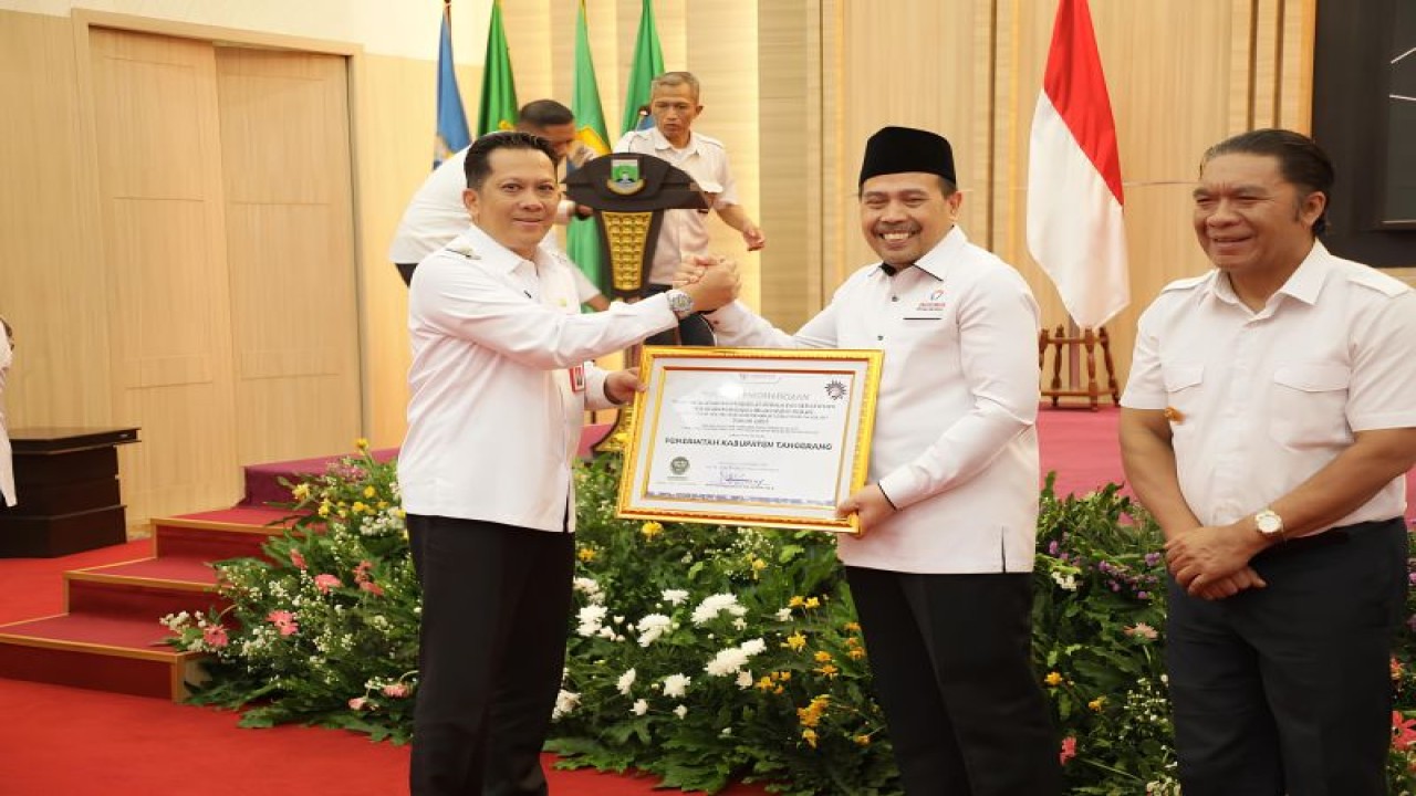 Pj Bupati Tangerang Andi Ony saat menerima penghargaan dari Ombudsman RI. (Azmi)