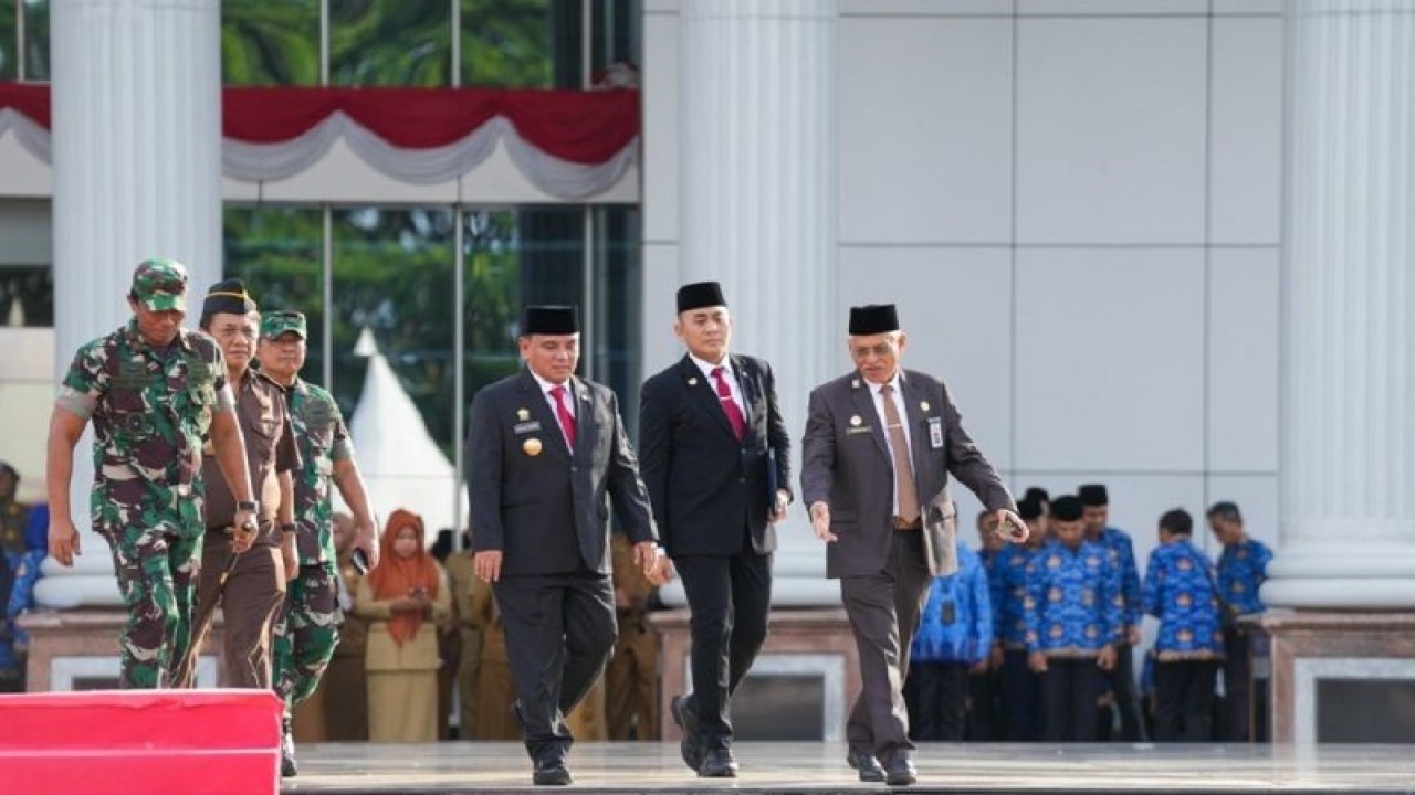 Penjabat Gubernur Sulawesi Tenggara, Andap Budhi Revianto (tengah) didampingi Sekda Provinsi Sultra Asrun Lio (kanan) saat berjalan menuju mimbar kehormatan pada rangkaian peringatan Hari Bela Negara ke-75 tahun 2023 di pelataran Kantor Gubernur Sultra, di Kendari, Selasa (19/12/2023). ANTARA/HO-Adpim Setdaprov Sultra.