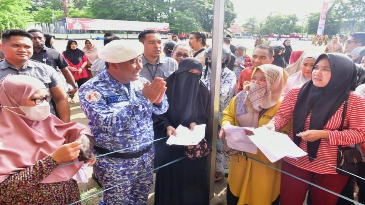 Pj Gubernur Sulsel Bahtiar berbincang dengan warga usai penyerahan bantuan pada peringatan HBN tingkat Sulsel di Bone, Selasa,(19/12/2023).ANTARA/HO-Humas Pemprov Sulsel