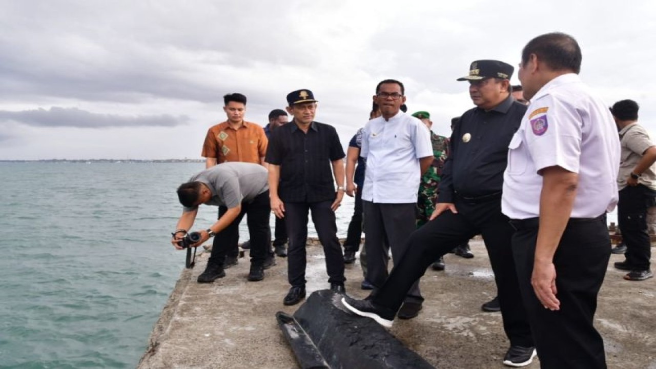 Pj Gubernur Sulsel Bahtiar Baharudin saat meninjau Stasiun Pasang Surut Air Laut sebagai pendeteksi tsunami ke Pelabuhan Perikanan Boddia, Kabupaten Takalar, Minggu (4/12/2023). ANTARA/HO-Humas Pemprov Sulsel