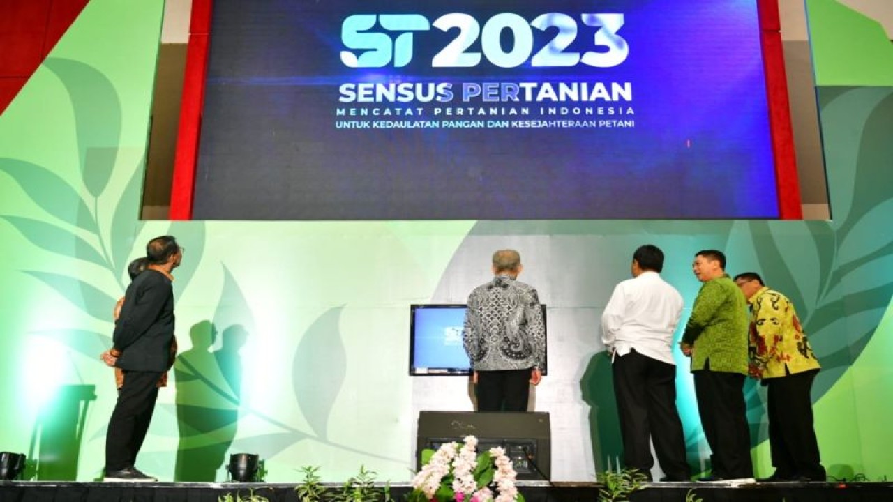 Pj Gubernur Sulsel Bahtiar Baharuddin (tiga kanan) bersama perwakilan BPS Sulsel melaunching Hasil Sensus Pertanian 2023 di Makassar.ANTARA/HO-Humas Pemprov Sulsel