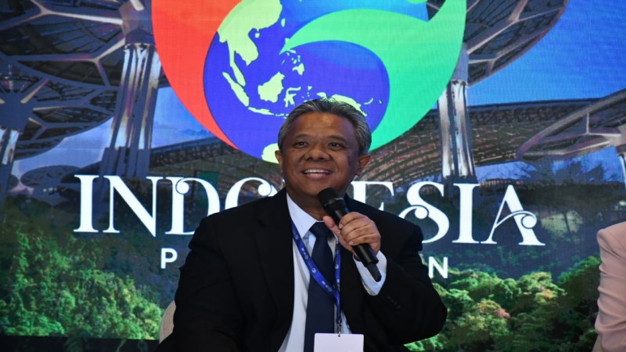 Direktur Legal dan Manajemen Human Capital PLN Yusuf Didi Setiarto saat menjadi pembicara dalam diskusi bertajuk "Just and Orderly Transition" di Indonesia Pavilion pada COP-28 di Dubai, UEA. ANTARA/HO-PLN