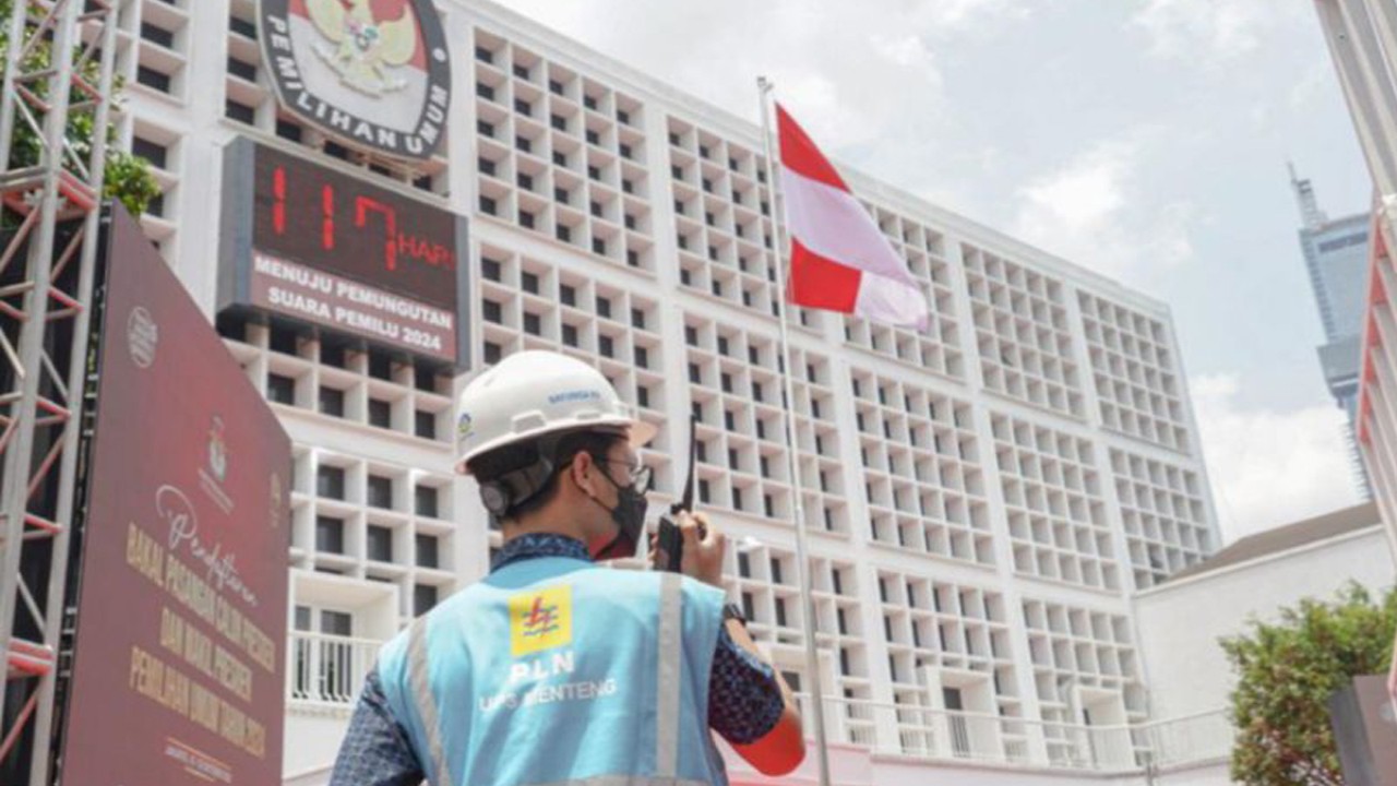PT Perusahaan Listrik Negara (PLN) Unit Induk Distribusi (UID) Jakarta Raya menyiapkan pasokan listrik lima lapis saat debat Calon Presiden (Capres) Pemilu 2024 di gedung Komisi Pemilihan Umum (KPU), Jakarta Pusat, Selasa (12/12/2023). ANTARA/Ho/PLN UID Jakarta Raya