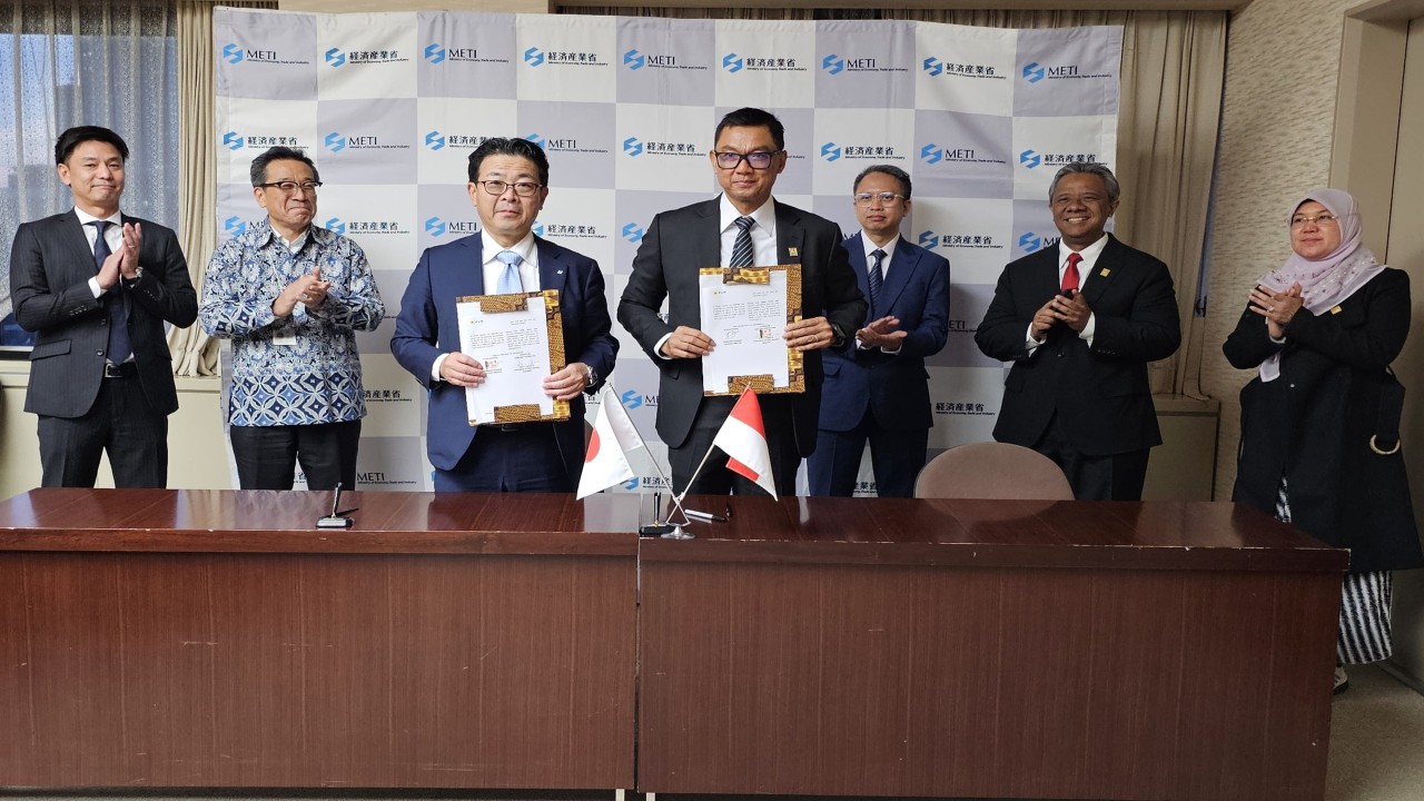 Penandatanganan MoU oleh Direktur Utama PLN Darmawan Prasodjo dan Corporate Officer, General Manager of Sumitomo Corporation, Koichi Taniguchi, di Tokyo, Jepang pada Senin (18/12). Foto : Istimewa