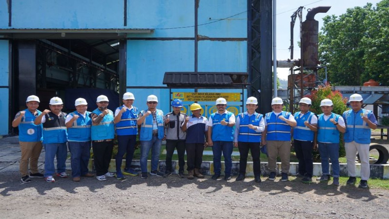 General Manager PLN UIW MMU bersarta petugas operator saat mengecek mesin PLTD Somahode di Kantor Jaga Payahe. ANTARA/Abdul Fatah