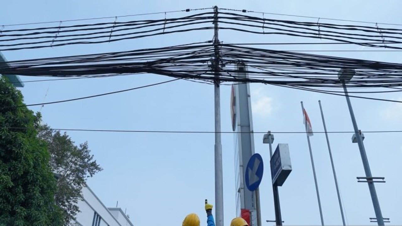 Ilustrasi - Petugas PLN tengah memeriksa jaringan listrik di Jakarta. ANTARA/HO-PLN UID Jakarta Raya
