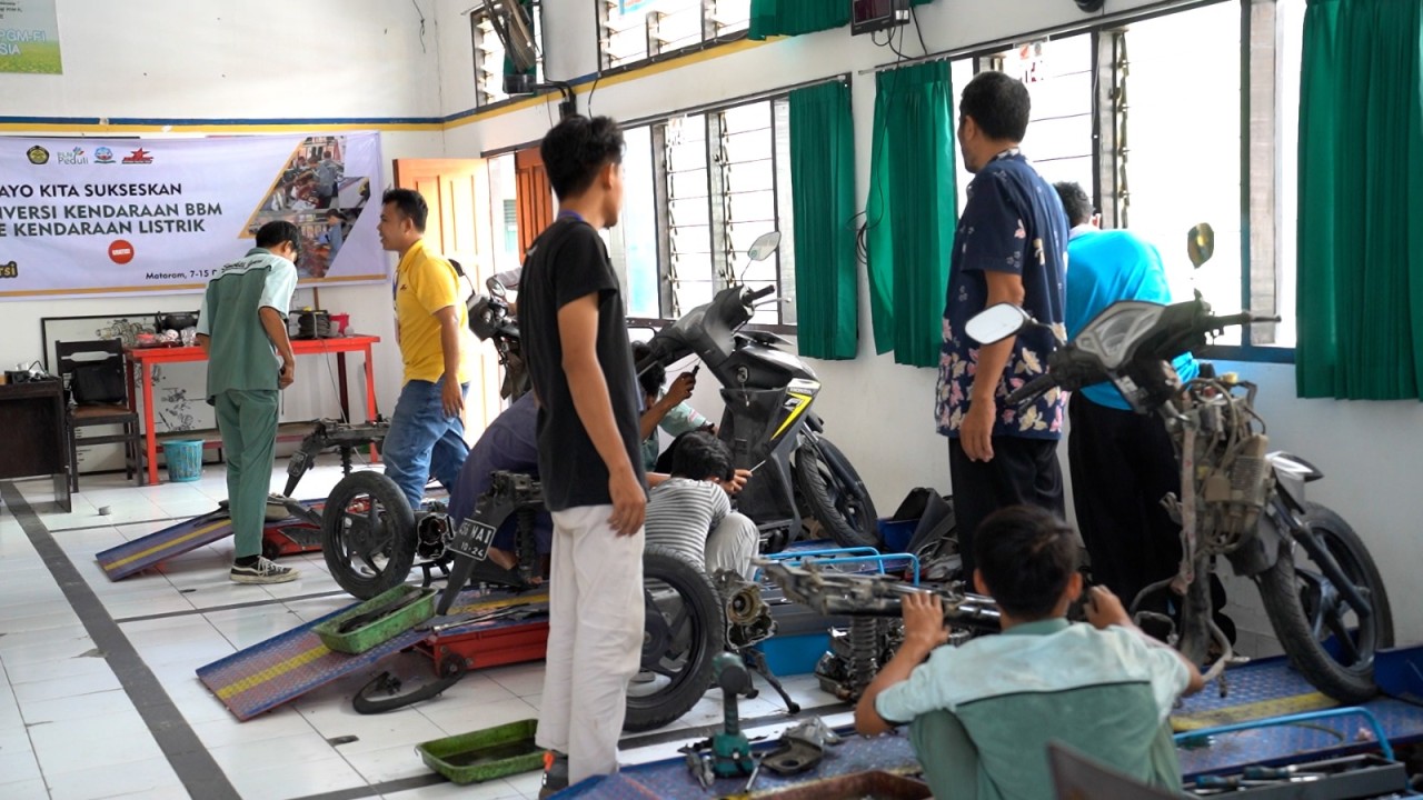 PT PLN (Persero) UIP Nusra bersama SMKN 3 Mataram telah berkolaborasi bersama selama 3 tahun dalam membina dan melahirkan SDM yang terampil di bidang konversi kendaraan motor BBM ke motor listrik. Foto (Istimewa)