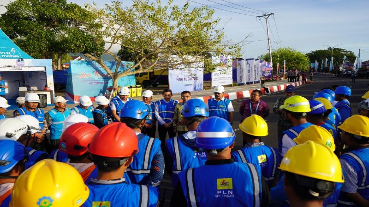 Arahan langsung dari General Manager PT PLN UIW MMU, Awat Tuhuloloula kepada petugas teknis yang melakukan siaga genset di lapangan dalam rangka mendukung pelaksanaan Hari Nusantara 2023 yang dipusatkan di Pantai Tugulufa Kota Tidore Kepulauan, Rabu (13/12/2023). ANTARA/Abdul Fatah.