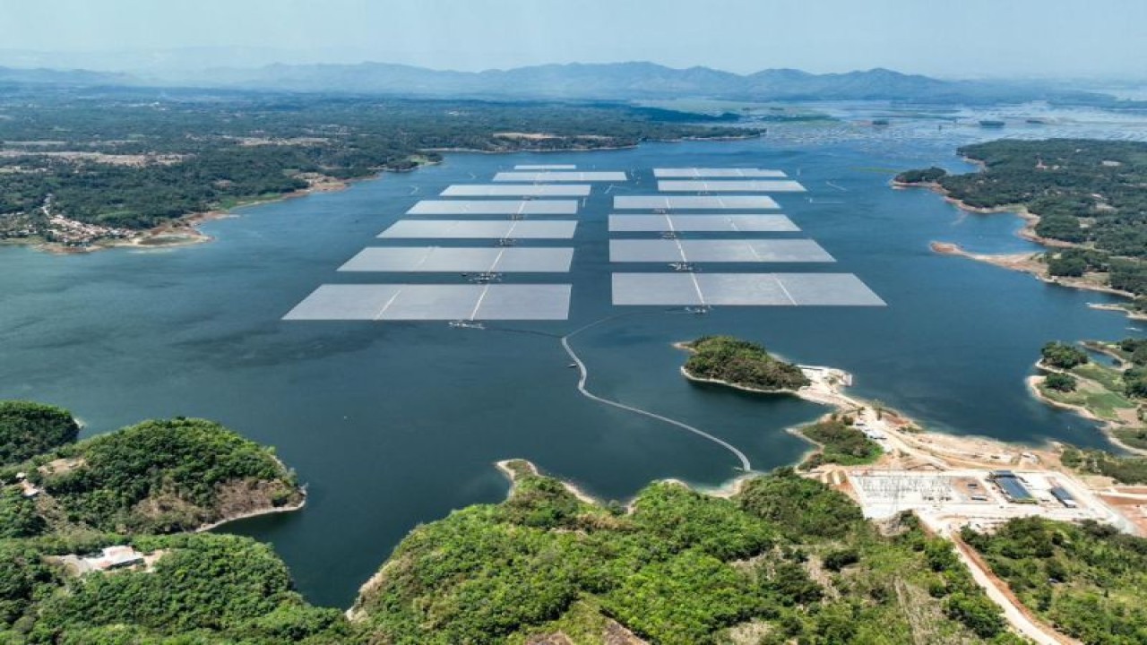 Proyek Pembangkit Listrik Tenaga Surya (PLTS) Terapung atau "Floating Solar PV" Cirata berkapasitas 192 megawatt peak (MWp) seluas 200 hektare. PLTS ini dibangun di atas Waduk Cirata dan menjadi yang terbesar di Asia Tenggara dan siap menyuplai listrik hijau 50 ribu rumah. ANTARA/Mulyana