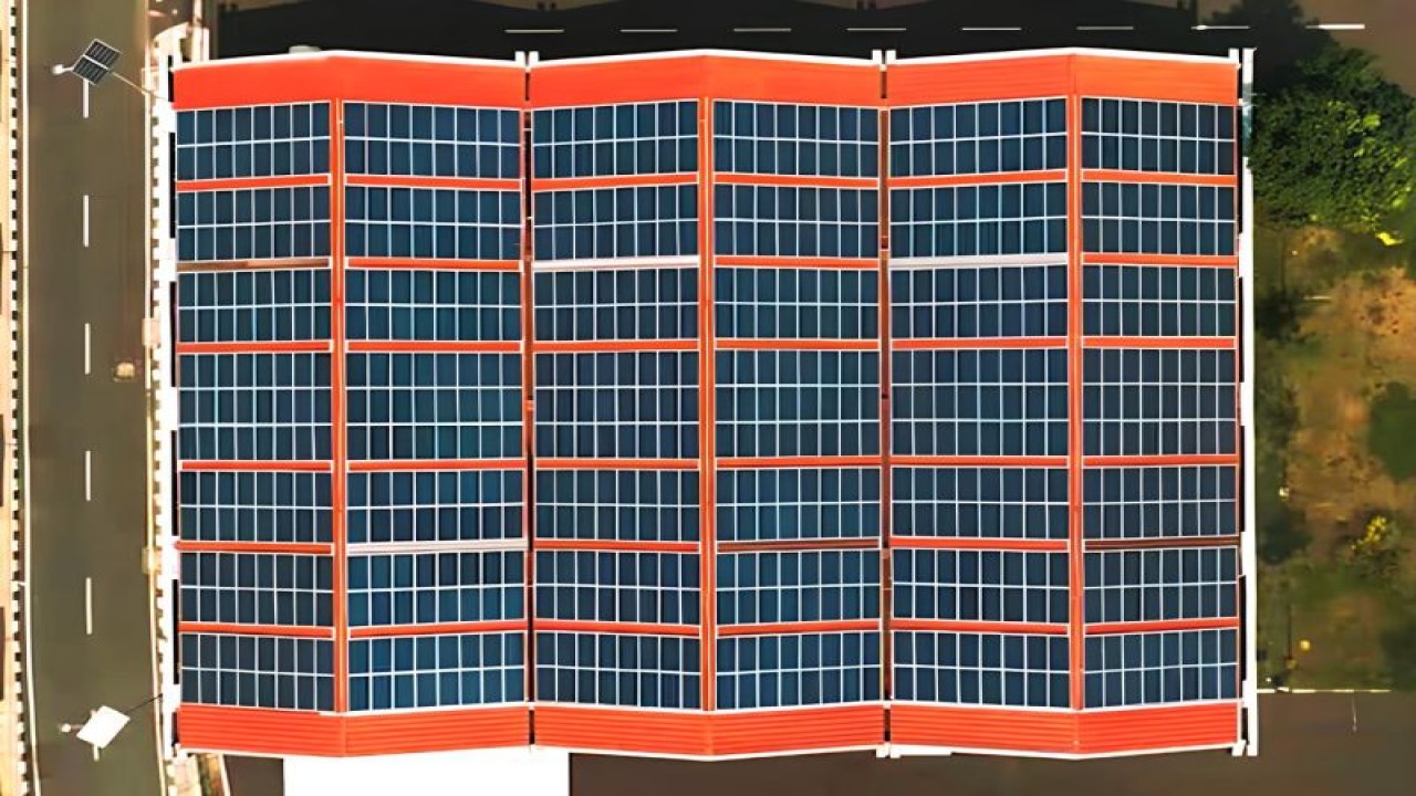 PT Bukit Asam memiliki dua Pembangkit Listrik Tenaga Surya (PLTS) yang berhasil memangkas emisi hingga 618,5 ton CO2 ekuivalen (tCO2e) sepanjang Januari-Oktober 2023. (ANTARA/HO-PT Bukit Asam)