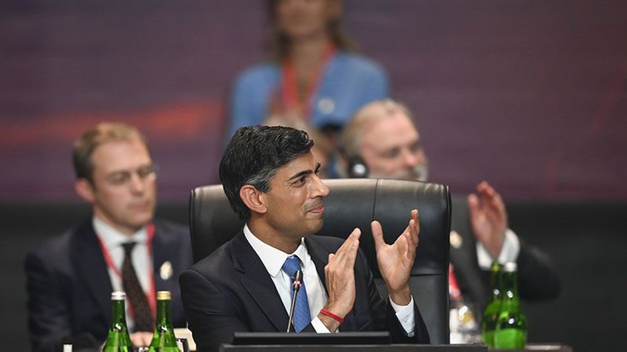 Perdana Menteri Inggris Rishi Sunak bertepuk tangan saat working session 3 KTT G20 Indonesia 2022 di Nusa Dua, Bali, Rabu (16/11/2022). (ANTARA FOTO/Media Center G20 Indonesia/M Risyal Hidayat/wsj/pri)