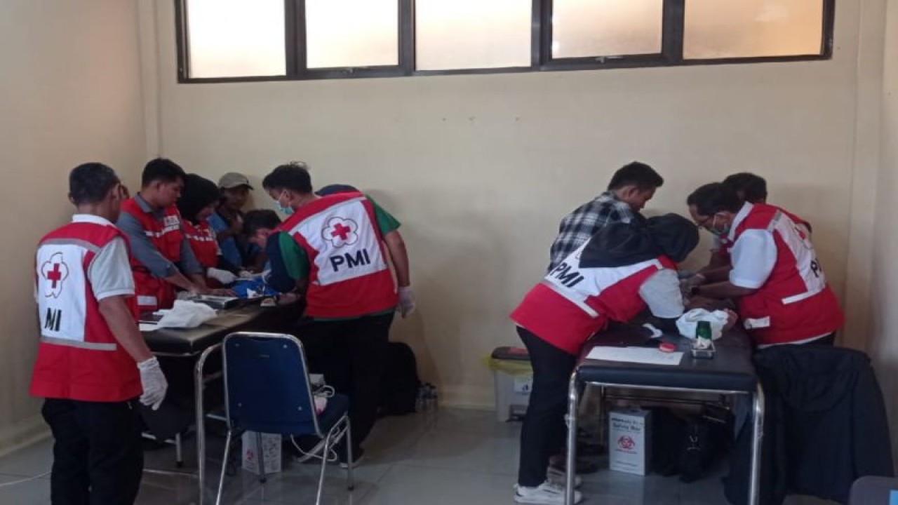 Petugas medis memberikan pelayanan khitan dalam Bakti Sosial PMI Kabupaten Cilacap Tahun 2023 di Klinik Pratama Rawat Inap PMI Kabupaten Cilacap, Kamis (14/12/2023). (ANTARA/HO-PMI Kabupaten Cilacap)