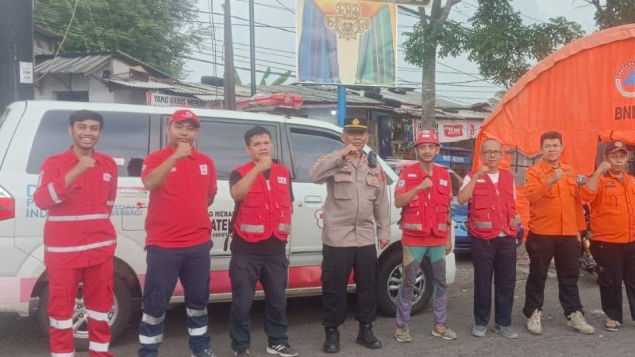 Relawan Palang Merah Indonesia (PMI) Kabupaten Cianjur, Jawa Barat, memberikan pelayanan kemanusiaan selama libur panjang natal dan tahun baru.(ANTARA/Ahmad Fikri). (Ahmad Fikri)