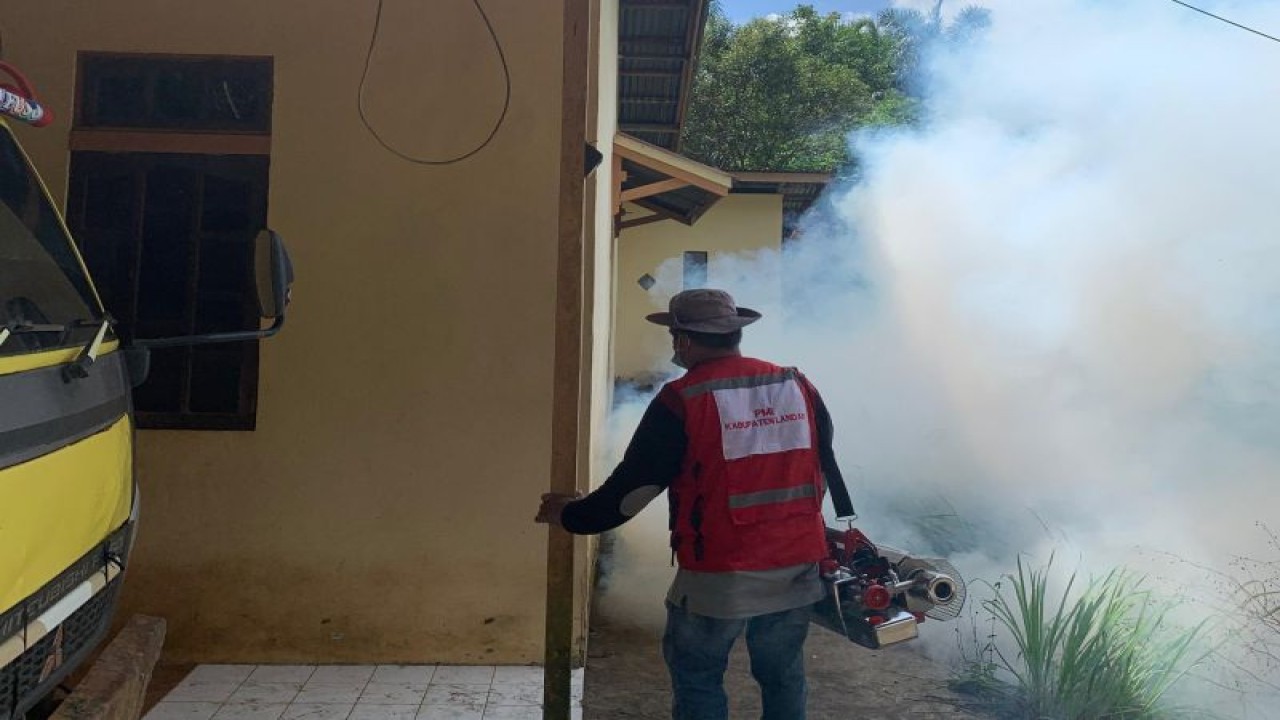Palang Merah Indonesia (PMI) Kabupaten Landak melaksanakan fogging dan pembagian bubuk Abate di daerah Kecamatan Ngabang yang memiliki kasus Demam Berdarah Dengue (DBD) tinggi yakni di Desa Hilir Kantor, Desa Hilir Tengah, Desa Amboyo Inti, Desa Mungguk dan Desa Tebedak, serta fogging juga dilakukan diberbagai tempat seperti sekolahan, pasar jati, Pondok Pesantren Nurul Islam, PT. PMS Ngabang dn di rumah masyarakat. (ANTARA/Rendra Oxtora)