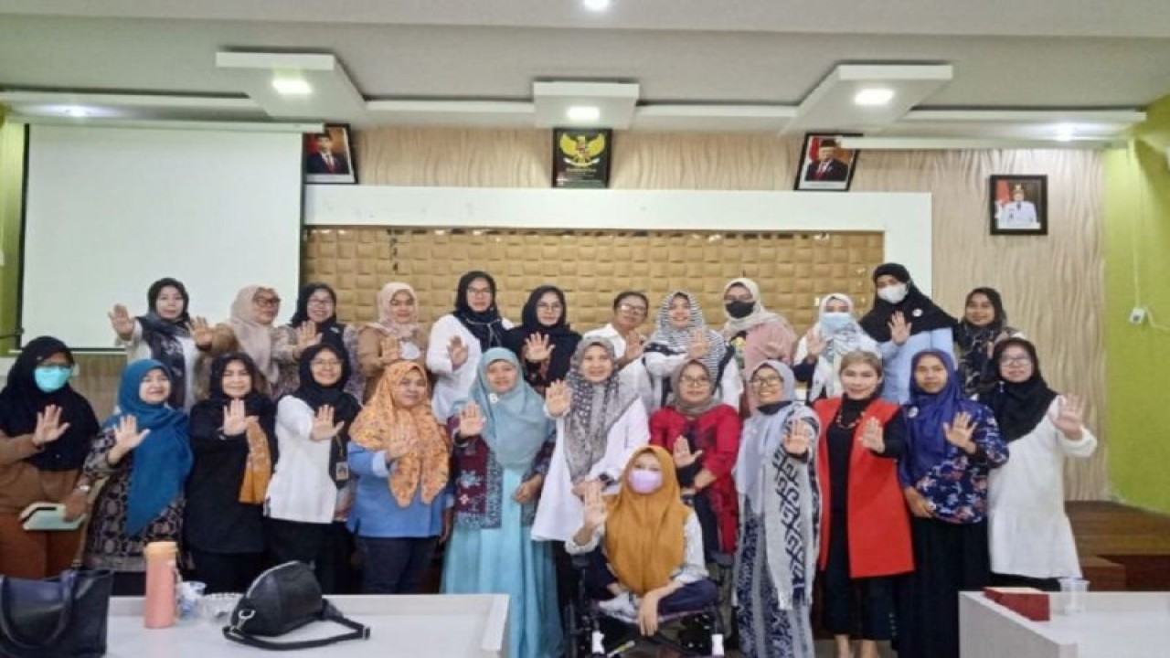 Kepala Dinas PMPPA Kota Jambi Noverintiwi Dewanti saat membuka acara sosialisasi kekerasan terhadap perempuan dan anak.(ANTARA/HO/DPMPPA Kota Jambi)
