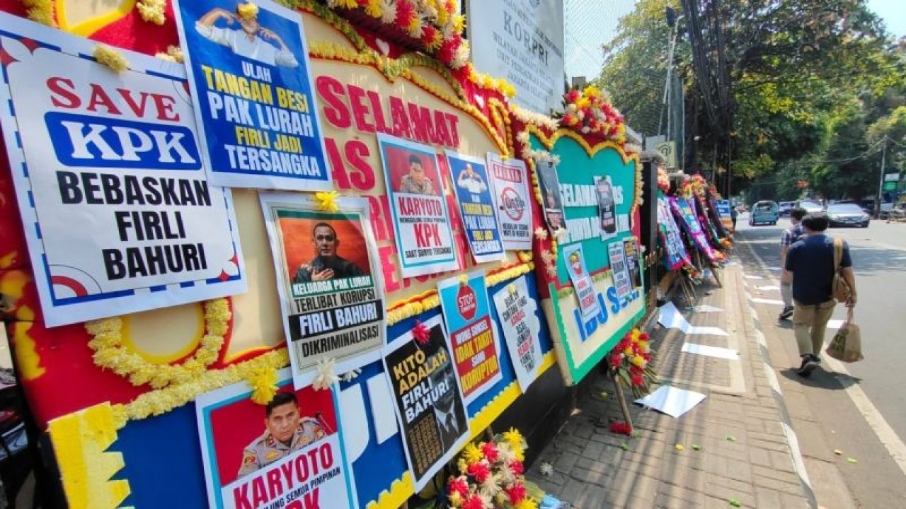 Sejumlah karangan bunga ucapan dan pamflet terkait kasus mantan Ketua KPK Firli Bahuri terpajang di depan Pengadilan Negeri Jakarta Selatan, Jakarta, Selasa (19/12/2023). ANTARA/Bayu Pratama Syahputra.