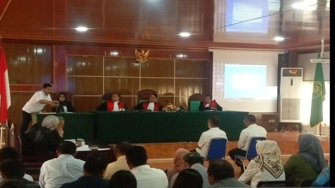 Sidang perdana dua terdakwa tindak pidana kasus korupsi pencairan deposito dan dana hibah KONI Sumsel di Pengadilan Negeri Palembang, Senin (11/12/2023). (ANTARA/ M Imam Pramana)