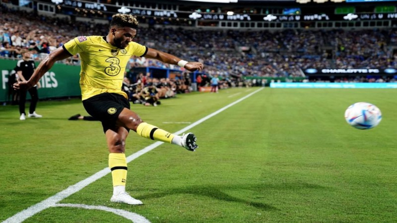 Pemain Chelsea Reece James melakukan sepak pojok pada pertandingan persahabatan pramusim melawan Charlotte FC di Stadion Bank of America di Charlotte, North Carolina, 20 Juli 2022. (Foto Getty Images via AFP/JACOB KUPFERMAN)