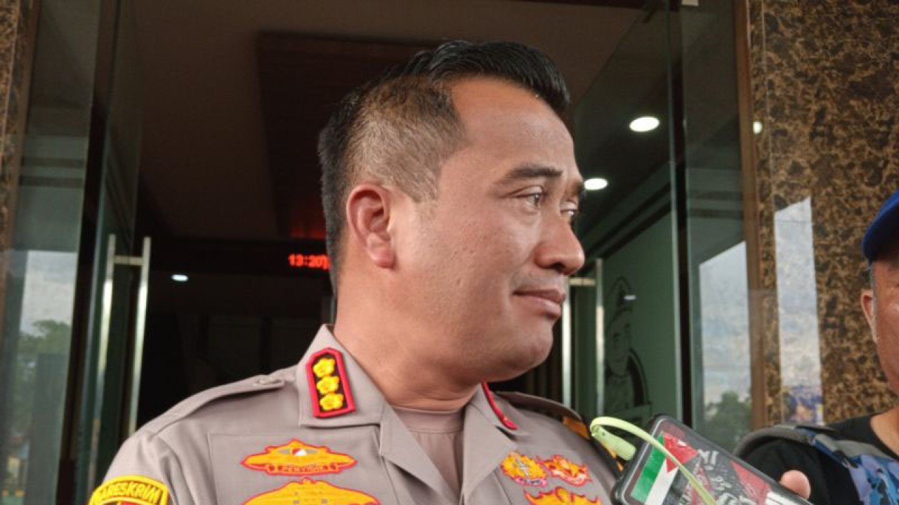 Kapolresta Cirebon Kombes Pol Arif Budiman saat memberikan keterangan di Cirebon, Jawa Barat, Jumat (1/12/2023). (ANTARA/Fathnur Rohman)